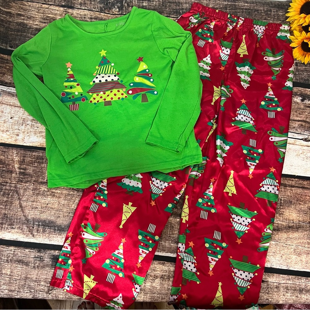 Girls Christmas pajama set is ready for bed. Size 8